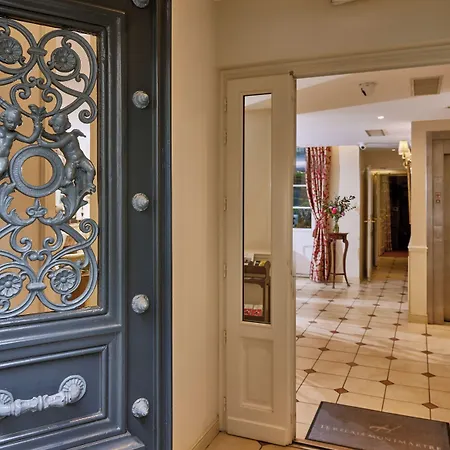Le Relais Montmartre Parigi