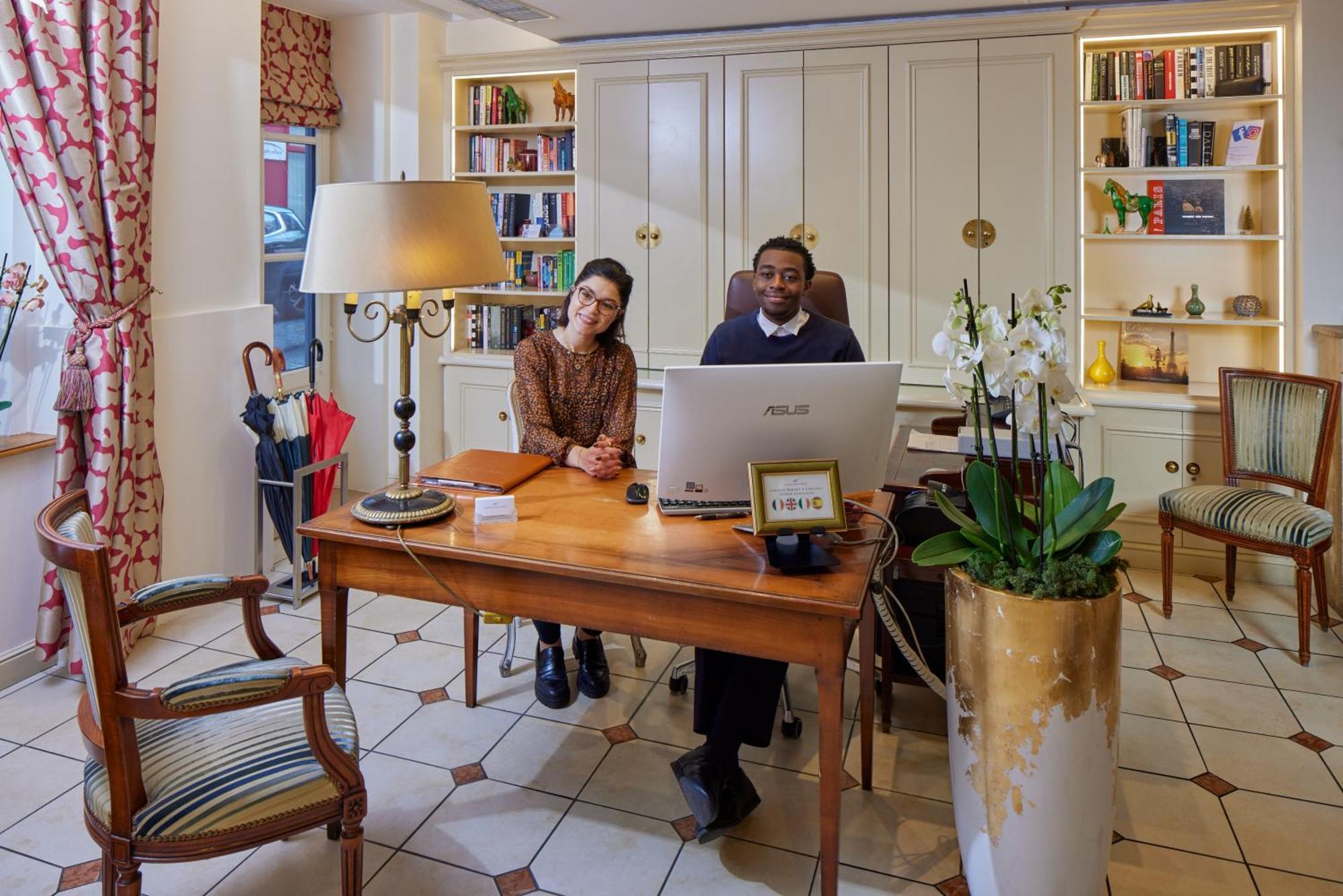 Hotel Le Relais Montmartre Parigi